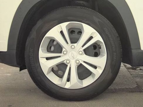 Used 2025 Chevrolet Trax LS FWD image 19