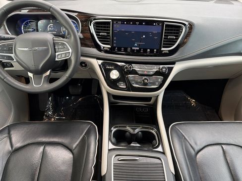 Used 2023 Chrysler Pacifica Limited FWD image 10