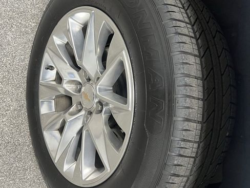 Used 2023 Chevrolet Suburban Premier image 16