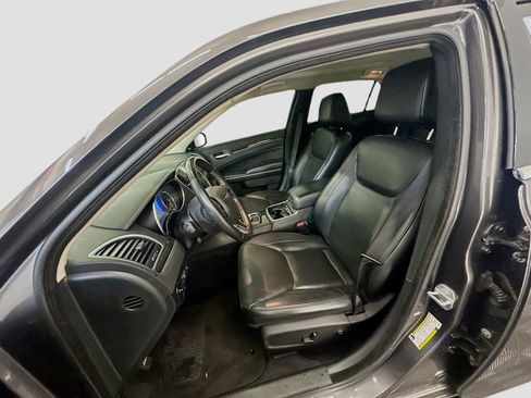 Used 2018 Chrysler 300 Limited AWD/4WD image 13