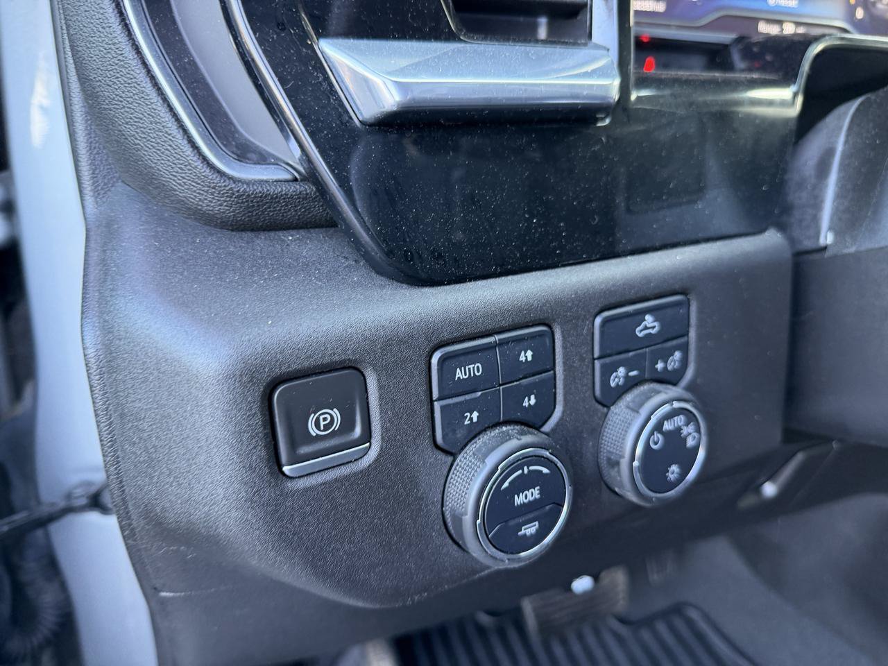 Used 2023 Chevrolet Silverado 1500 LT w/ Z71 Off-Road Package AWD/4WD image 10