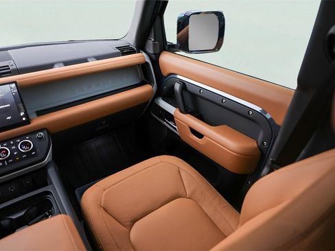 Used 2024 Land Rover Defender 110 SE image 31