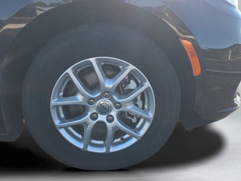 Used 2023 Chrysler Pacifica Touring-L image 10