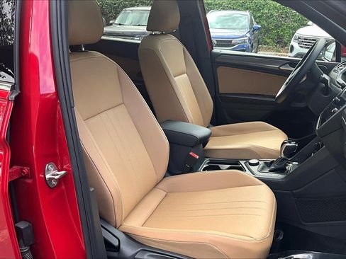 Used 2023 Volkswagen Tiguan SE w/ Panoramic Sunroof Package image 8