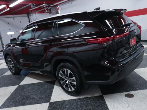 Used 2022 Toyota Highlander XLE image 6