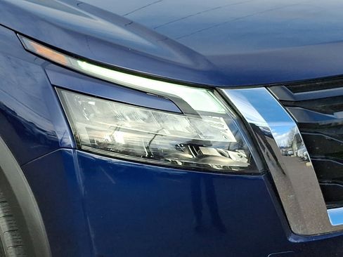 Used 2025 Nissan Pathfinder SV image 9