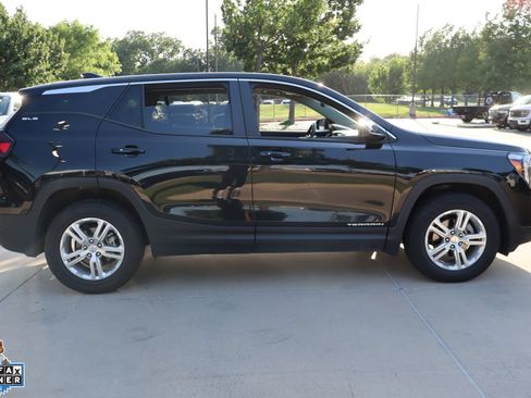 Used 2024 GMC Terrain SLE AWD/4WD image 2