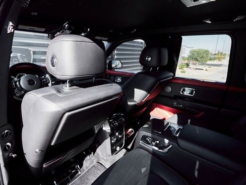 Used 2022 Rolls-Royce Cullinan Black Badge image 39