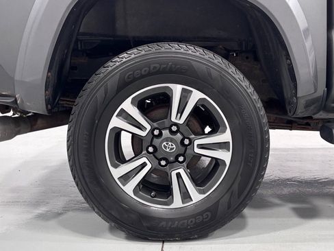 Used 2016 Toyota Tacoma TRD Sport AWD/4WD image 32
