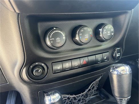 Used 2013 Jeep Wrangler Unlimited Rubicon AWD/4WD image 21