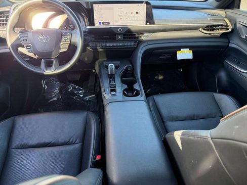 Used 2023 Toyota Crown Platinum image 12