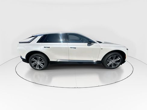 Used 2025 Cadillac Lyriq Luxury AWD/4WD image 9