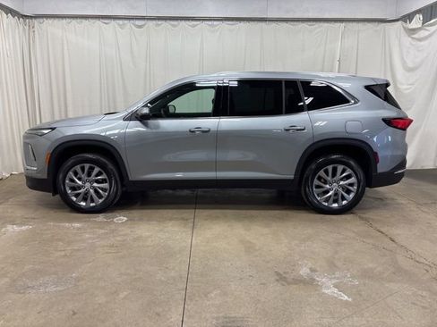 Used 2025 Buick Enclave Preferred image 7