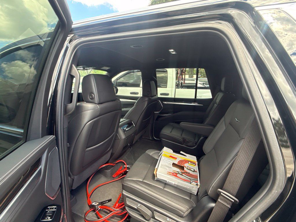 Used 2025 Cadillac Escalade Luxury RWD image 7