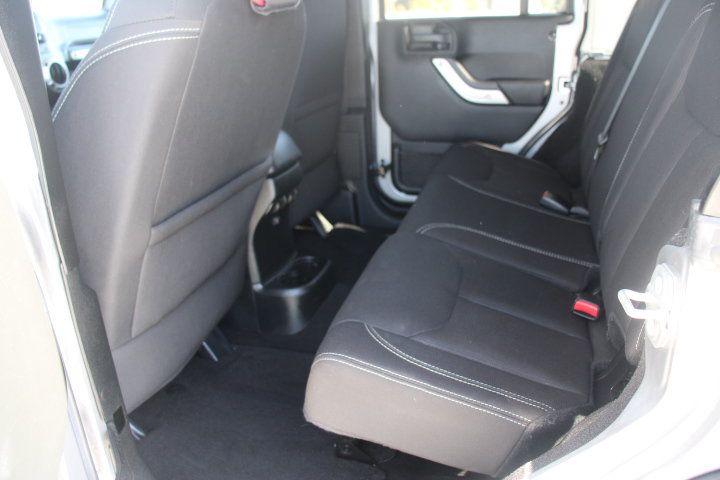 Used 2016 Jeep Wrangler Unlimited Rubicon w/ Connectivity Group AWD/4WD image 12