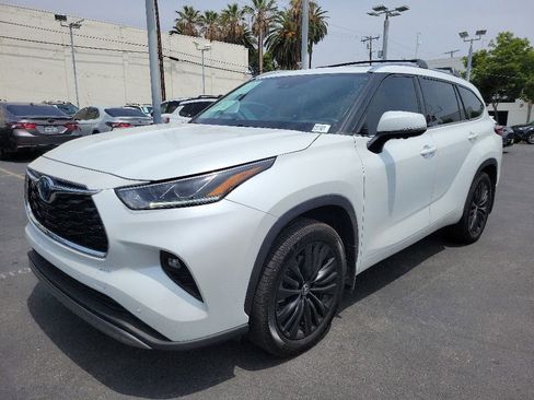 Used 2023 Toyota Highlander Platinum FWD image 2
