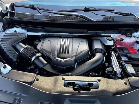 Used 2025 Chevrolet Traverse LT FWD image 7