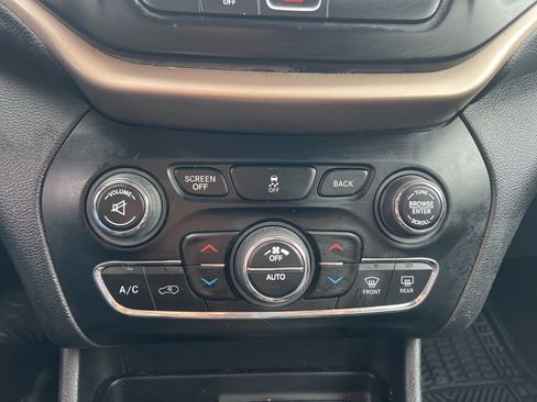 Used 2018 Jeep Cherokee Limited image 18