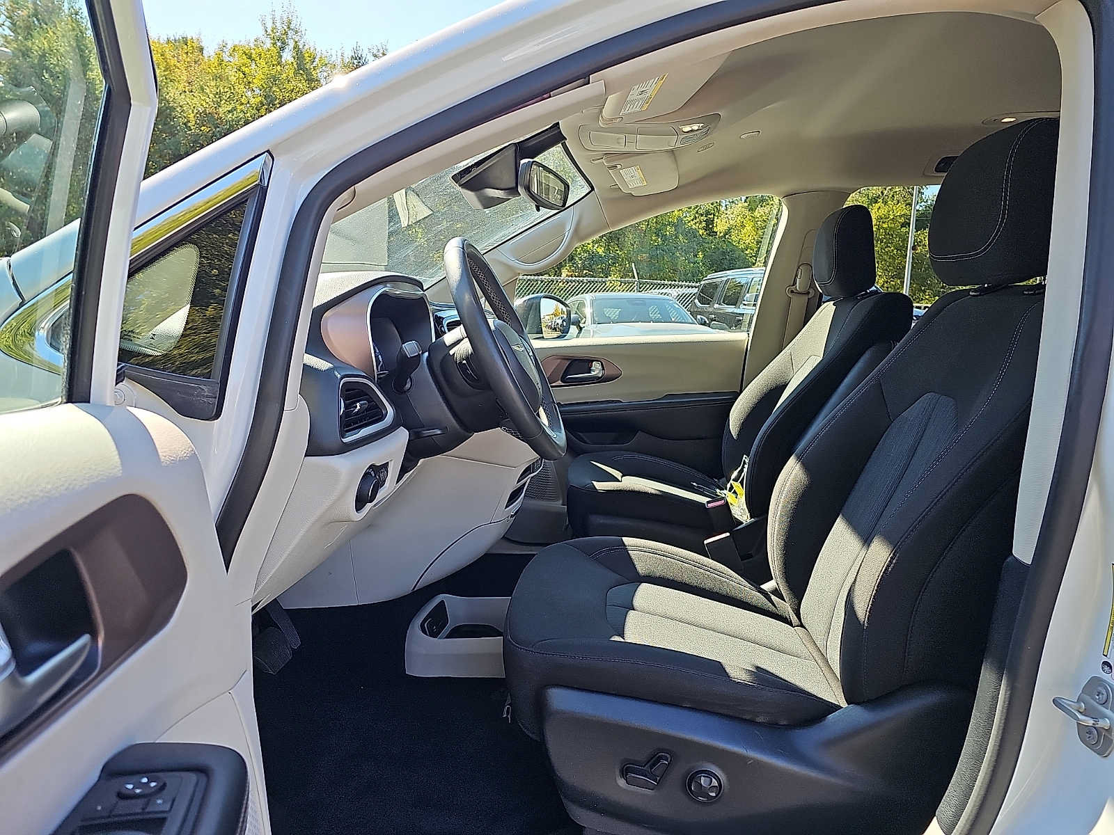 Used 2024 Chrysler Voyager LX FWD image 16