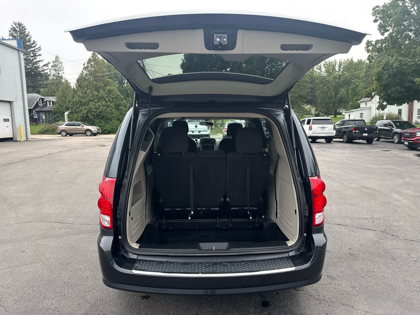 Used 2014 Dodge Grand Caravan SXT FWD image 16