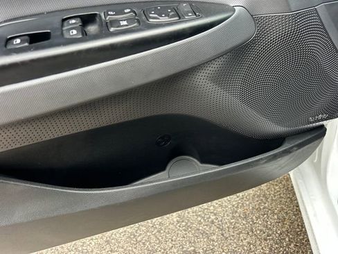 Used 2020 Hyundai Veloster 2.0 Premium image 32