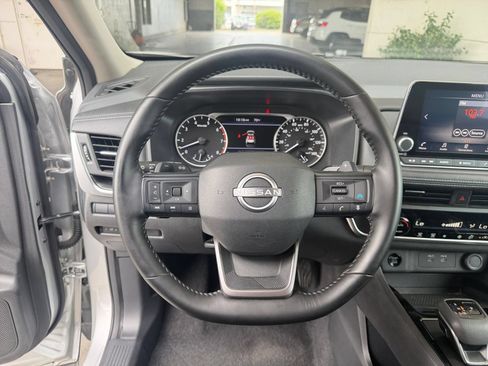 Used 2025 Nissan Rogue SV FWD image 30