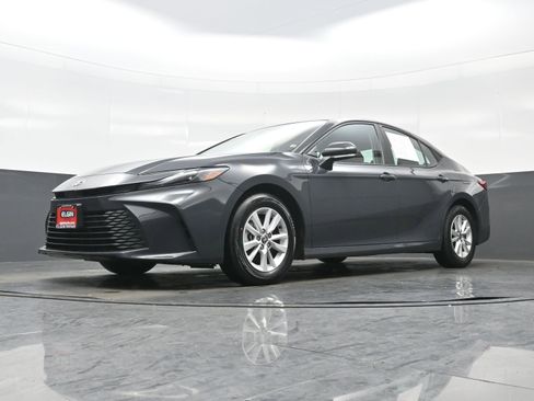 Used 2025 Toyota Camry LE image 27