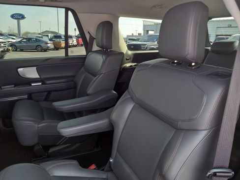 Used 2025 Ford Expedition Active AWD/4WD image 15