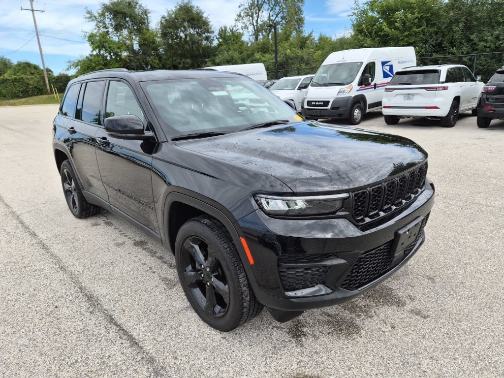 Used 2023 Jeep Grand Cherokee Altitude AWD/4WD image 3