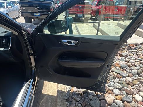 Used 2024 Volvo XC60 B5 Core AWD/4WD image 15