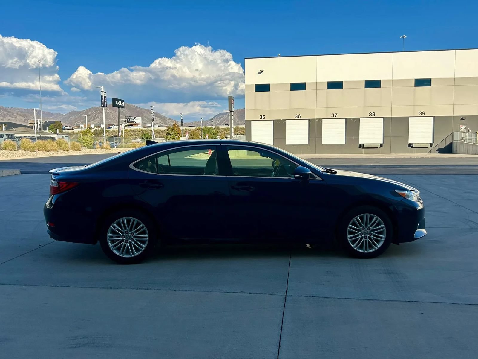 Used 2015 Lexus ES 350 w/ Luxury Package FWD image 6