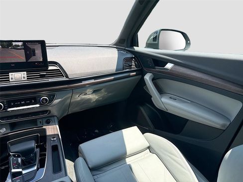 Certified 2025 Audi Q5 e Premium Plus w/ Premium Plus Package AWD/4WD image 24