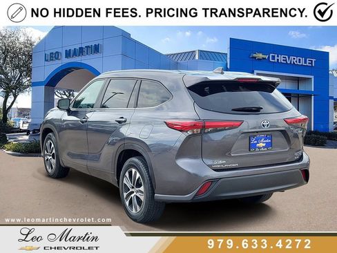Used 2023 Toyota Highlander XLE FWD image 4
