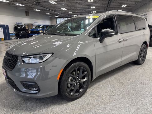 Used 2025 Chrysler Pacifica Limited image 3