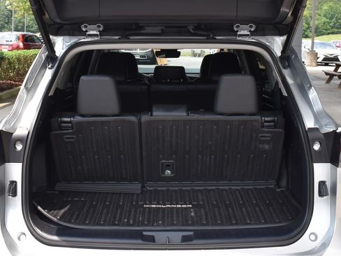 Used 2020 Toyota Highlander XLE AWD/4WD image 12