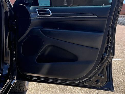 Used 2018 Jeep Grand Cherokee Overland RWD image 26