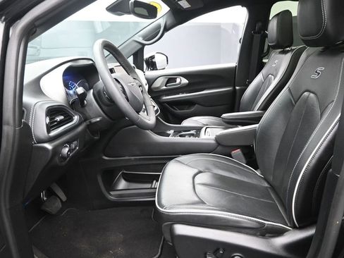 Used 2023 Chrysler Pacifica Limited w/ S Appearance Package image 15