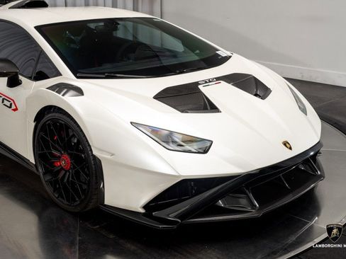 Used 2023 Lamborghini Huracan STO image 2