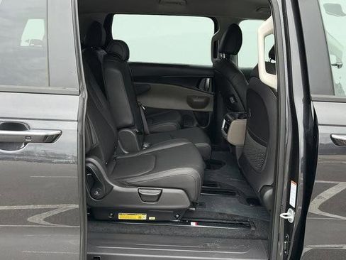 New 2026 Kia Carnival FWD image 16