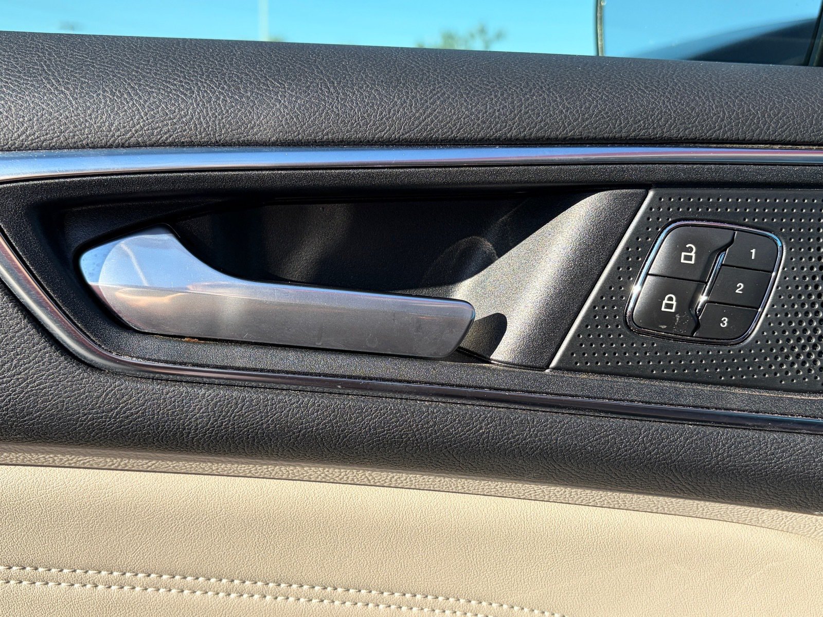 Used 2019 Ford Edge Titanium FWD image 8