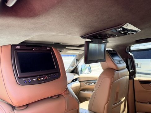 Used 2019 Cadillac Escalade Platinum AWD/4WD image 16
