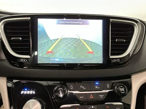 Used 2024 Chrysler Pacifica Touring-L FWD image 24