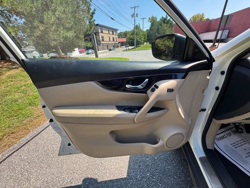 Used 2017 Nissan Rogue SL w/ SL Premium Package AWD/4WD image 16