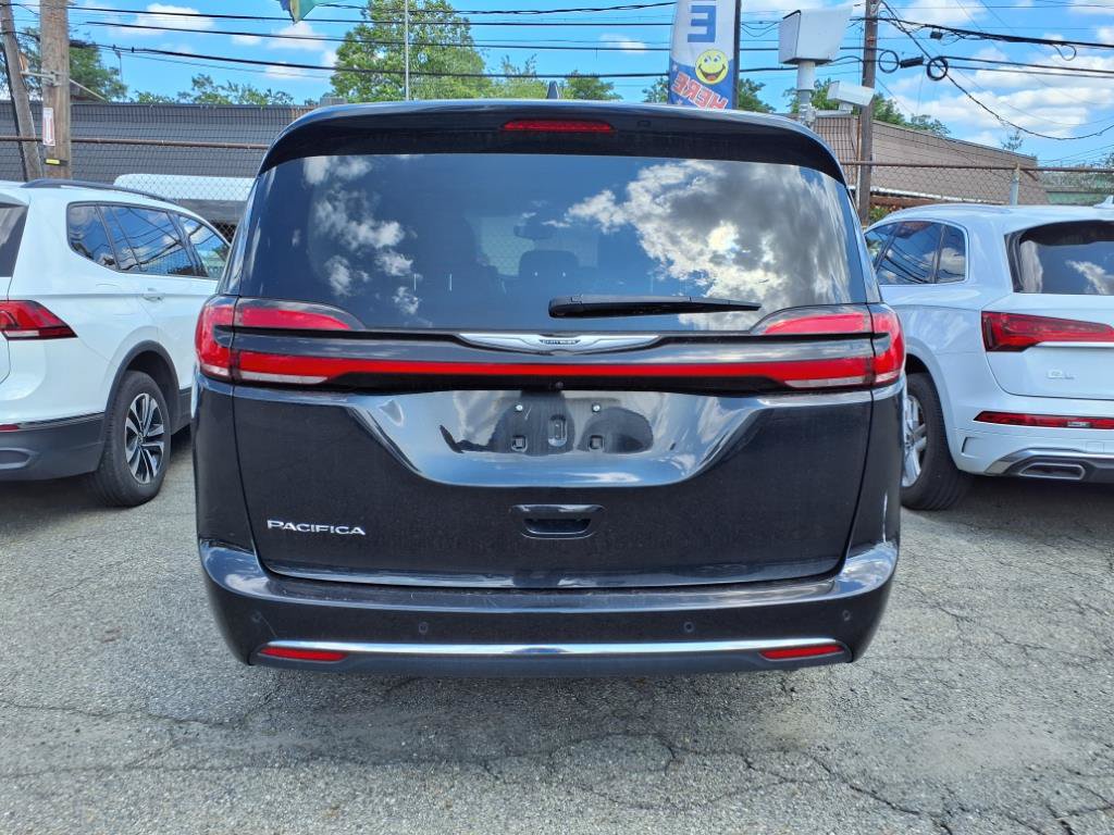 Used 2023 Chrysler Pacifica Touring-L FWD image 5