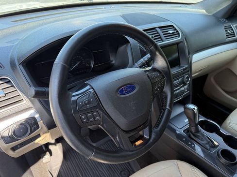 Used 2017 Ford Explorer XLT w/ Equipment Group 202A FWD image 5