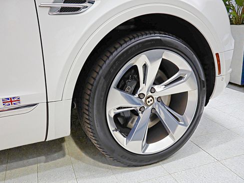 Used 2019 Bentley Bentayga image 9