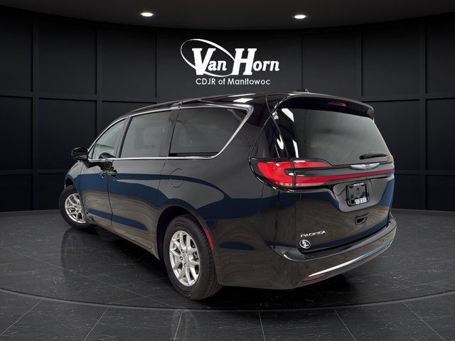 Used 2024 Chrysler Pacifica Touring-L FWD image 5