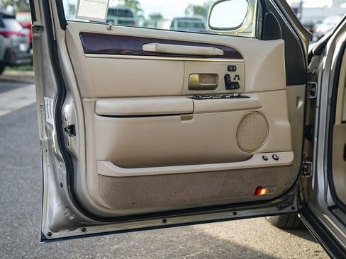 Used 2008 Lincoln Town Car Signature Limited image 22