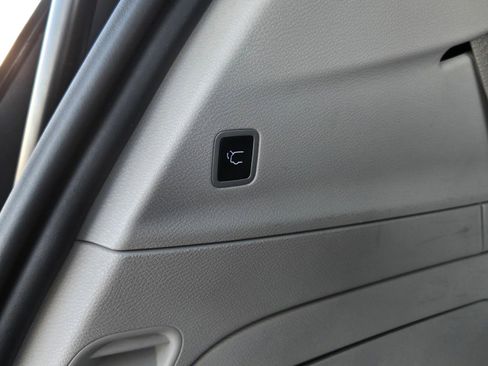 Used 2023 Chrysler Pacifica Limited FWD image 26