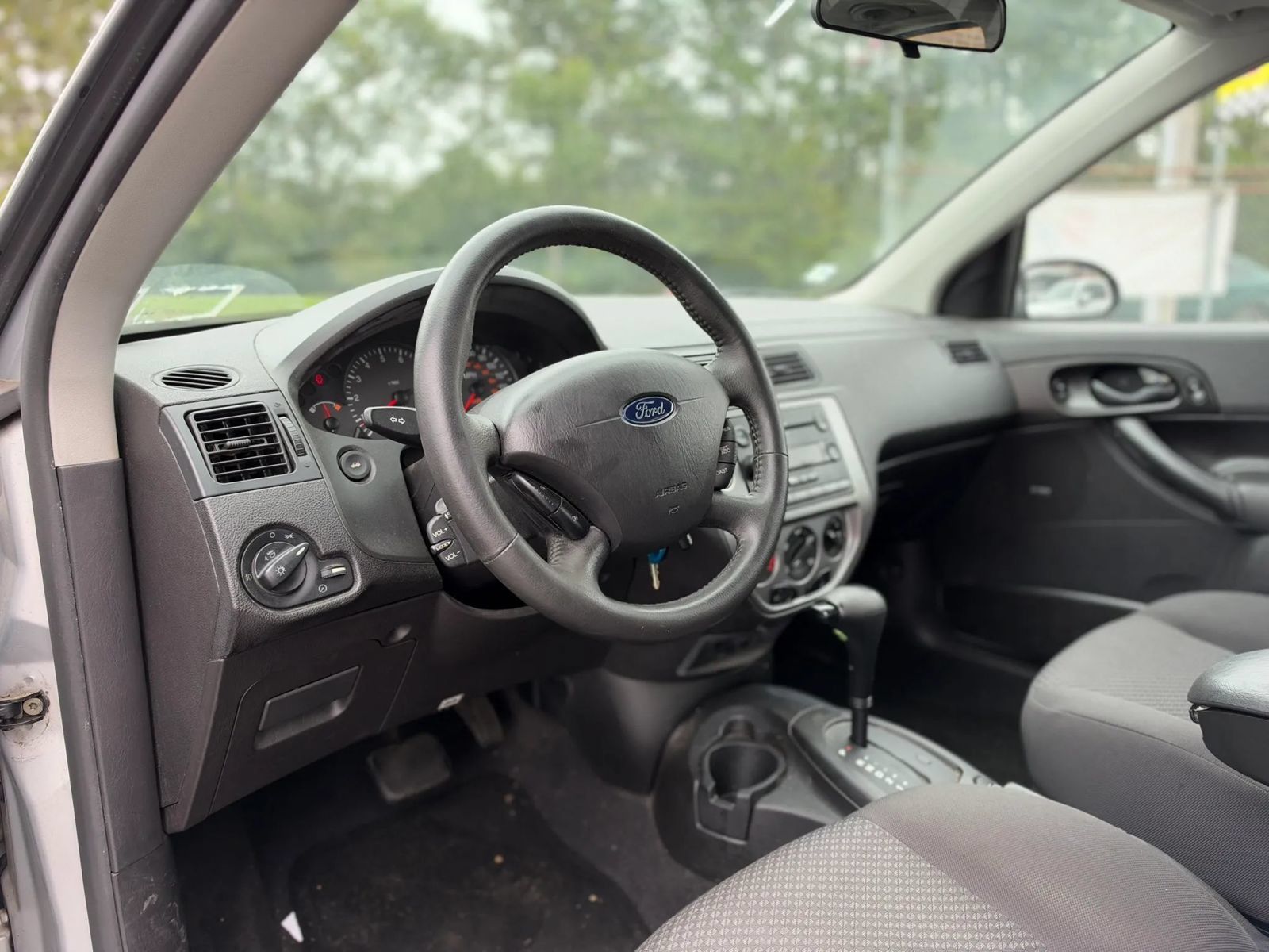 Used 2005 Ford Focus SES FWD image 9
